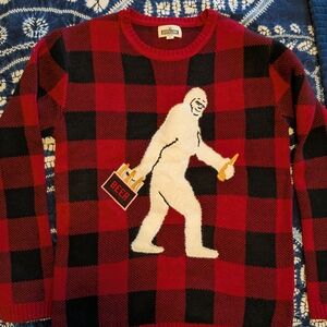 Yeti Bigfoot Sasquatch holding Beers mens sweater size medium novelty